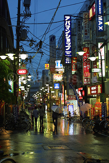 Takatsuki. Gade i provinsbyen Takatsuki beliggende imellem Osaka og Kyoto; ; Takatsuki; Japan; Asien; ; neonskilte