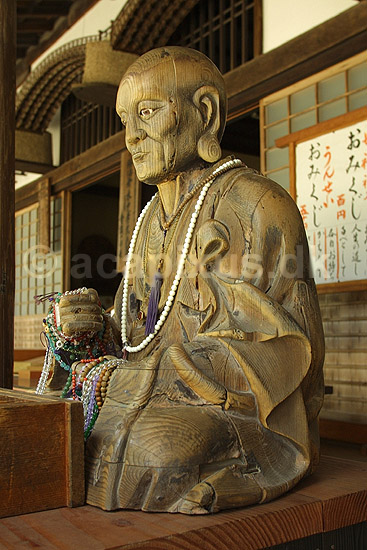 Daigan-ji templet. Tr�-buddafigur ved Daigan-ji templet p� Miya-jima; ; Miya-jima / Itsuku-shima; Japan; Asien; ; templer buddisme buddhism buddistisk