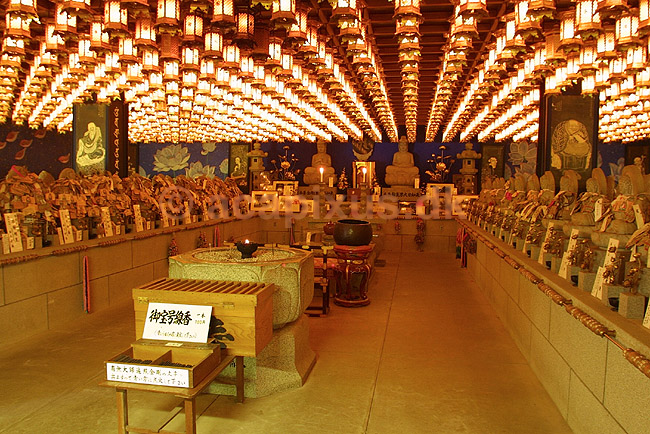 Daisho-in templet. Buddafigurer og lamper i Daisho-in templet p� Miya-jima; ; Miya-jima / Itsuku-shima; Japan; Asien; ; templer buddisme buddhism buddistisk