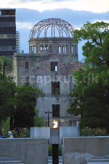 The A-bomb dome i Hiroshima. The A-bomb dome bag Den Evige Flamme i Fredsparken i Hiroshima; ; Hiroshima; Japan; Asien; ; verdenskrige atombomber
