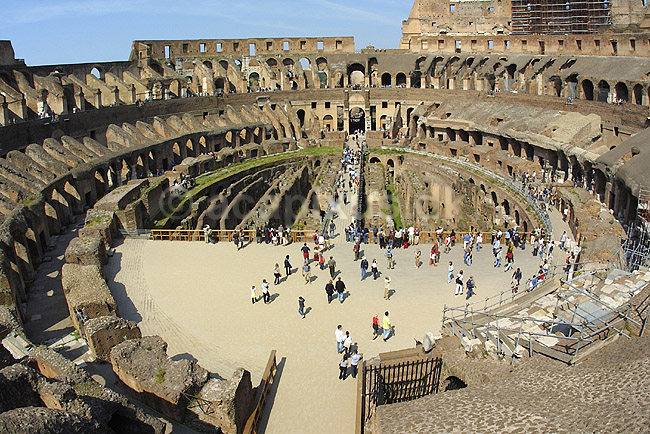 Colosseum. Turister i arenaen i Colosseum i Rom; ; Rom; Italien; Europa; ; romerriget, gladiatorkampe, turistsev�rdigheder, teatre, Colosseo, Coloseum