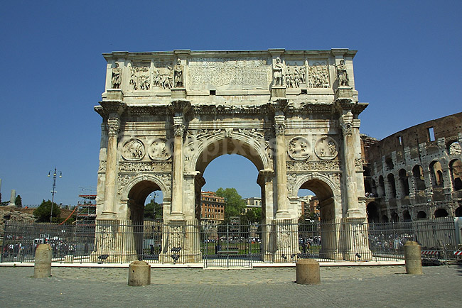 Arco di Constantino. Constantins Triumfbue i Rom med Colosseum i baggrunden; ; Rom; Italien; Europa; ; romerriget, turistsev�rdigheder