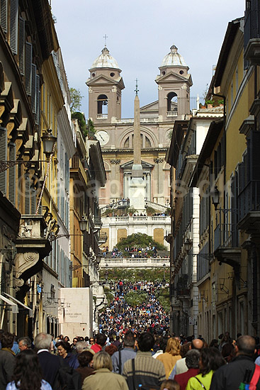 Den Spanske Trappe. Gadebillede gennem Via Condotti i Rom med Den spanske Trappe (Scalinata delle Trinita dei Monti) og Chiesa Trinita dei Monti i baggrunden; ; Rom; Italien; Europa; ; turistsev�rdigheder