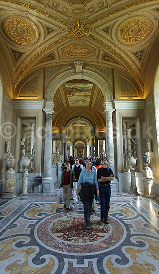 Vatikanmuseet. Turister beundrer Vatikanmuseet i Rom; ; Rom; Italien; Europa; ; turistsev�rdigheder, paven, paved�mmet, Vatikanet, Vatikan Staten, sightseeing