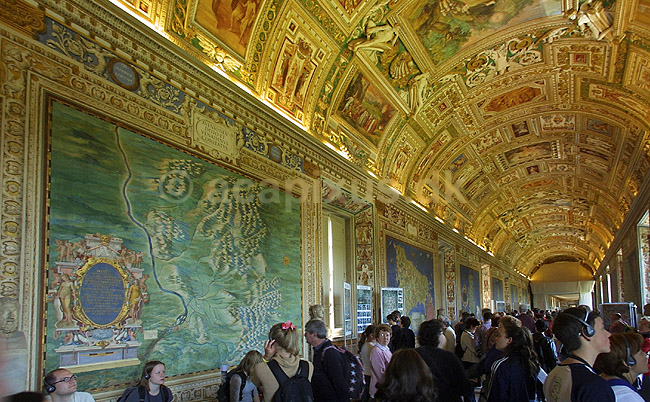 Vatikanmuseet. Turister i Galleria delle Carte, Kortrummet, i Vatikanmuseet i Rom; ; Rom; Italien; Europa; ; turistsev�rdigheder, paven, paved�mmet, Vatikanet, Vatikan Staten, sightseeing