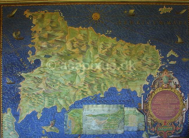 Vatikanmuseet. Kort over Sicillien (p� hovedet) i Galleria delle Carte, Kortrummet, i Vatikanmuseet i Rom; ; Rom; Italien; Europa; ; turistsev�rdigheder, paven, paved�mmet, Vatikanet, Vatikan Staten, sightseeing