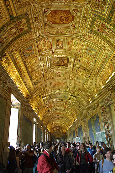 Vatikanmuseet. Turister i Galleria delle Carte, Kortrummet, i Vatikanmuseet i Rom; ; Rom; Italien; Europa; ; turistsev�rdigheder, paven, paved�mmet, Vatikanet, Vatikan Staten, sightseeing