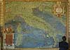 Vatikanmuseet. Turist ved kort over Italien i Galleria delle Carte, Kortrummet, i Vatikanmuseet i Rom  Rom Italien Europa  turistsev�rdigheder, paven, paved�mmet, Vatikanet, Vatikan Staten, sightseeing