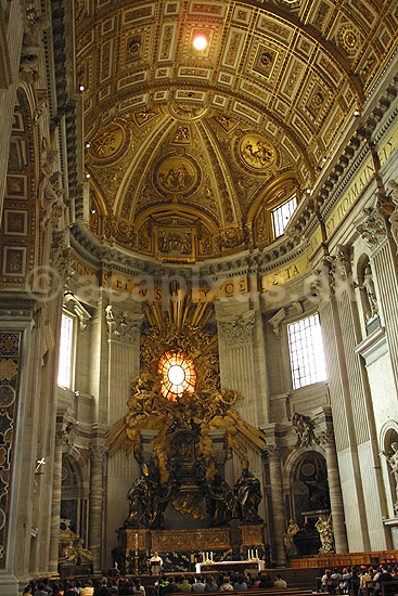 Peterskirken. Berninis Kathedra og derover en glasmosaik symboliserende hellig�nden i apsis af Basillica di San Pietro eller Peterskirken i Rom; ; Rom; Italien; Europa; ; turistsev�rdigheder, kirker, paven, paved�mmet, Vatikanet, Vatikan Staten, sightseeing
