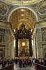 Peterskirken. Pavealteret under Berninis bronzebaldakin i Basillica di San Pietro eller Peterskirken i Rom  Rom Italien Europa  turistsev�rdigheder, kirker, paven, paved�mmet, Vatikanet, Vatikan Staten, sightseeing