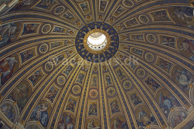 Peterskirken. Michelangelos 119 meter h�je kuppel i Basillica di San Pietro eller Peterskirken i Rom; ; Rom; Italien; Europa; ; turistsev�rdigheder, kirker, paven, paved�mmet, Vatikanet, Vatikan Staten, sightseeing