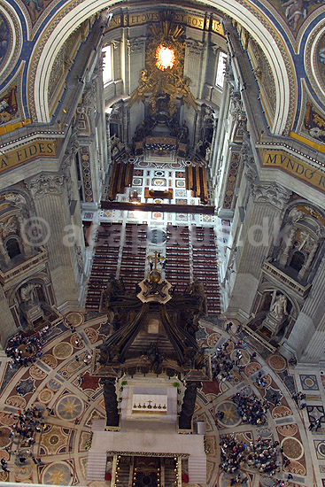 Peterskirken. Pavealteret under Berninis bronzebaldakin set fra Michelangelos 119 meter h�je kuppel i Basillica di San Pietro eller Peterskirken i Rom; ; Rom; Italien; Europa; ; turistsev�rdigheder, kirker, paven, paved�mmet, Vatikanet, Vatikan Staten, sightseeing