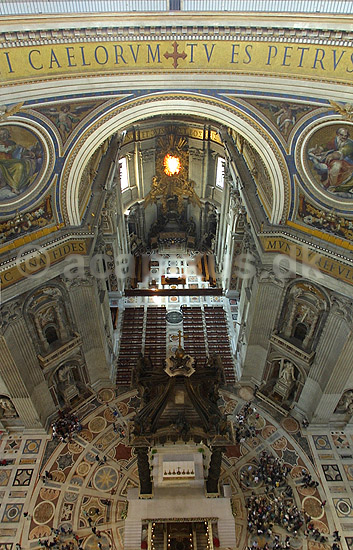 Peterskirken. Pavealteret under Berninis bronzebaldakin set fra Michelangelos 119 meter h�je kuppel i Basillica di San Pietro eller Peterskirken i Rom; ; Rom; Italien; Europa; ; turistsev�rdigheder, kirker, paven, paved�mmet, Vatikanet, Vatikan Staten, sightseeing