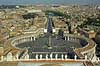 Peterskirken. Udsigt over Peterspladsen og Rom fra toppen af Basillica di San Pietro eller Peterskirken i Rom  Rom Italien Europa  turistsev�rdigheder, kirker, paven, paved�mmet, Vatikanet, Vatikan Staten, sightseeing