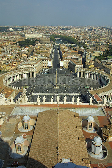 Peterskirken. Udsigt over Peterspladsen og Rom fra toppen af Basillica di San Pietro eller Peterskirken i Rom; ; Rom; Italien; Europa; ; turistsev�rdigheder, kirker, paven, paved�mmet, Vatikanet, Vatikan Staten, sightseeing