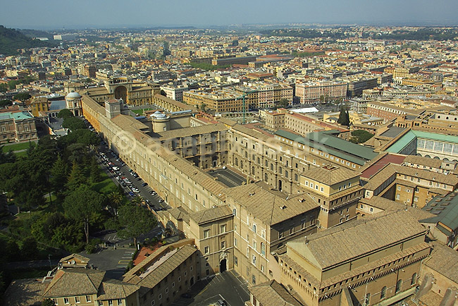 Vatikanmuseum. Udsigt over Vatikanmuseet og Rom fra toppen af Basillica di San Pietro eller Peterskirken i Rom; ; Rom; Italien; Europa; ; turistsev�rdigheder, kirker, paven, paved�mmet, Vatikanet, Vatikan Staten, sightseeing