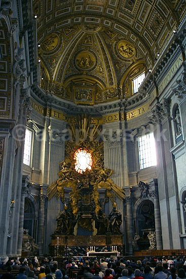 Peterskirken. Berninis Kathedra og derover en glasmosaik symboliserende hellig�nden i apsis af Basillica di San Pietro eller Peterskirken i Rom; ; Rom; Italien; Europa; ; turistsev�rdigheder, kirker, paven, paved�mmet, Vatikanet, Vatikan Staten, sightseeing