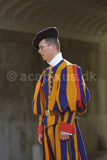 Schweizergarder. Schweizergarder bevogter indgang gennem Arco delle Campane ved Peterskirken i Vatikanet; ; Rom; Italien; Europa; ; turistsev�rdigheder, paven, paved�mmet, Vatikanet, Vatikan Staten