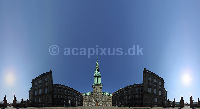 Christiansborg. 360 graders panorama fra den indre g�rdsplads p� Christiansborg Slot. 165 MB original tilg�ngelig.; ; K�benhavn; Danmark; ; sev�rdigheder; slotte, arkitektur, borge, konged�mmet, monarki, panoramaer