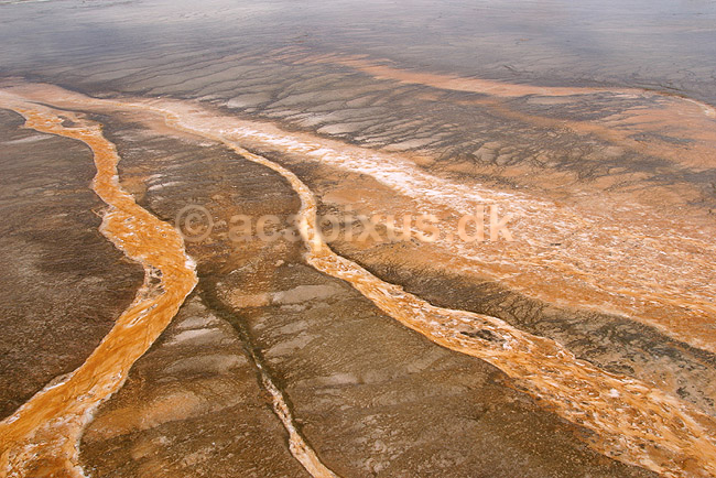Thermophiler. Thermophile bakterier og andre microorganismer lever i det varme vand der l�ber fra Grand Prismatic Spring geyseren ved Midway Geyser Basin i Yellowstone NP.; Chloroflexus og Synechococcus; Yellowstone National Park / Wyoming; USA; Nord Amerika; ; Geothermisk, geotermisk varme, geysere, termofiler, thermophillic, microorganismer